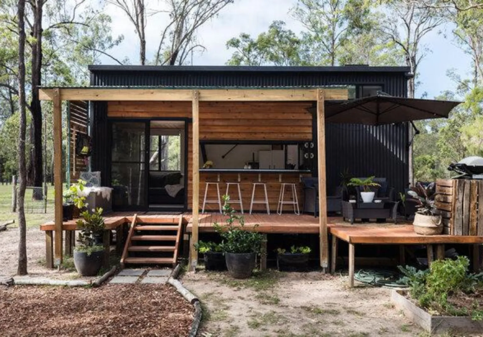 Mẫu nhà container 50 triệu với màu đen huyền bí và tinh tế