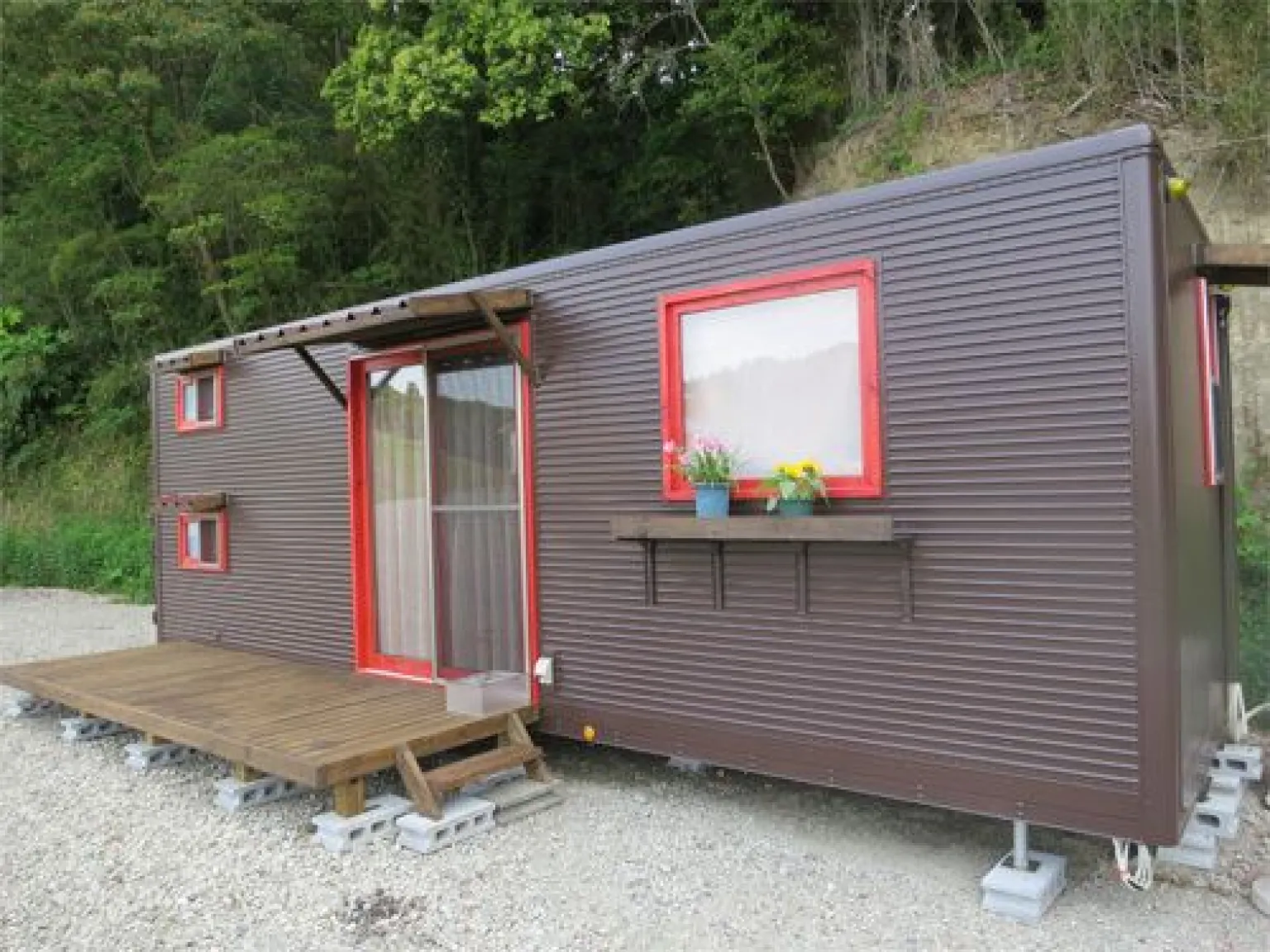 Mẫu nhà container 50 triệu đơn giản với gam màu nâu