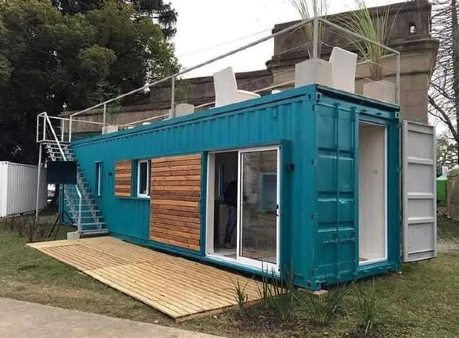 Thiết kế thêm không gian bên trên nhà container